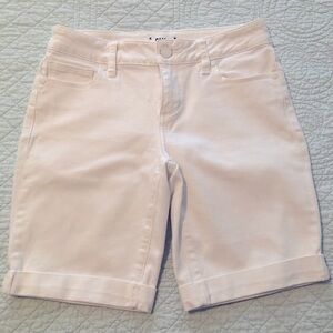 Paige Jax white knee shorts. Women’s size 25. Crisp white. Mid rise.